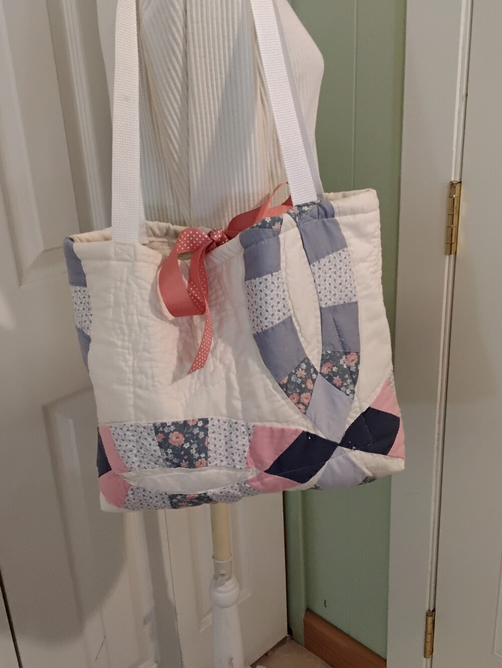 4044 Large Handmade White Quilted Patchwork Tote Bag with Church Applique. - Picture 5 of 7